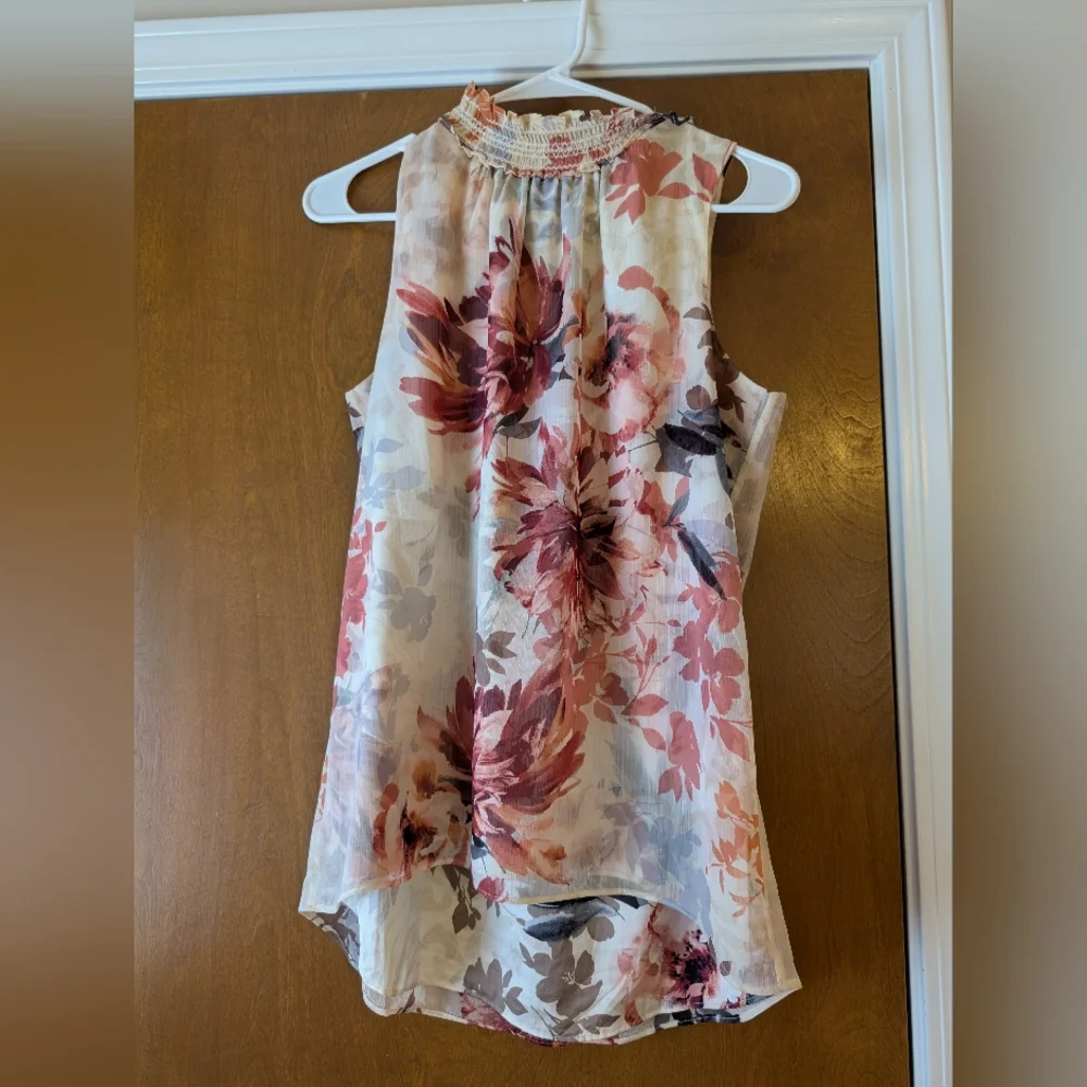White House Black Market Marilyn Floral Top - Picture 1 of 2